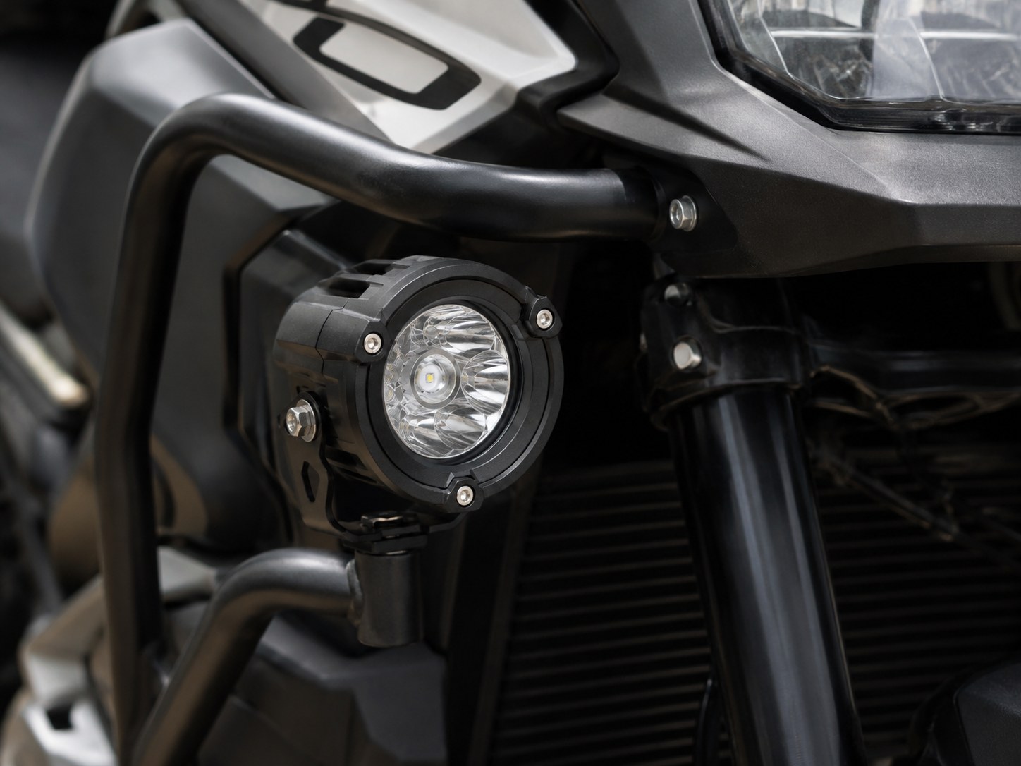 Luz auxiliar instalada en la moto