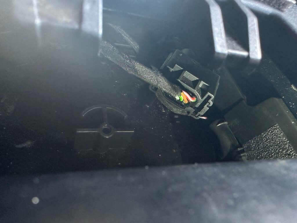 Detalle del conector DWA en BMW F750GS y F800GS